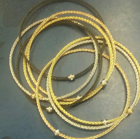 8 ringed interlocking bangle - Picture 2 of 3